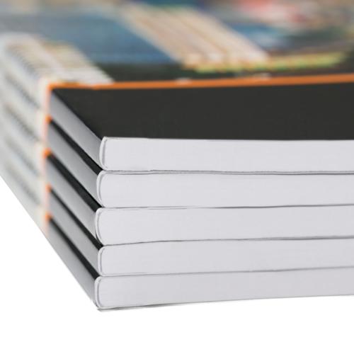 Katalog med klammerhftning.