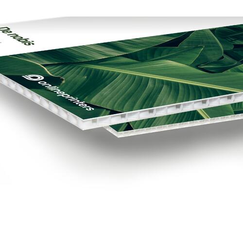 Vit kanalplastskiva, lätt och robust.