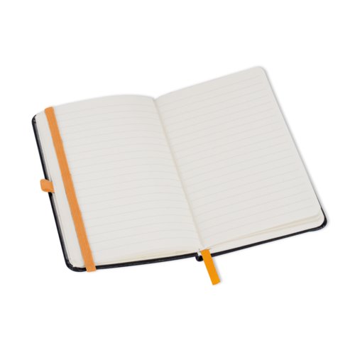 Orange anteckningsbok med elastisk stngning och bokmrke.