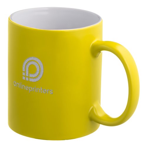 Gul keramisk mugg med handtag.
