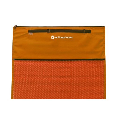 Orange strandmatta med brhandtag och mnster.