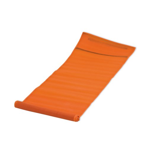 Orange strandmatta i textil, hoprullbar.