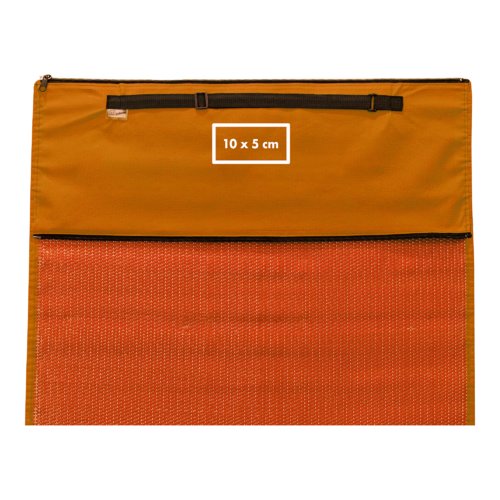 Orange strandmatta med brhandtag och dragkedja.