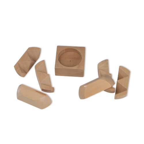 Beige tlamodsspel i tr med flera delar.
