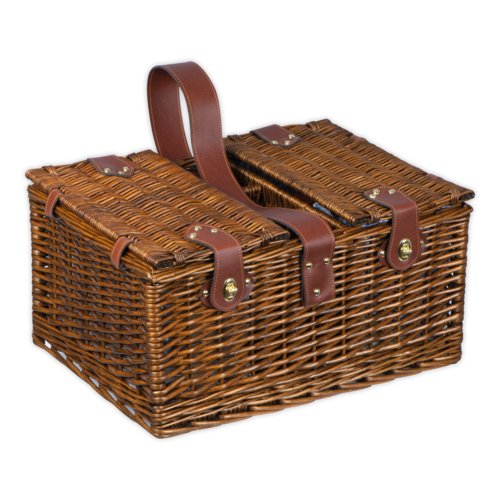 Brun picknickkorg i fltat material med lock och brhandtag.
