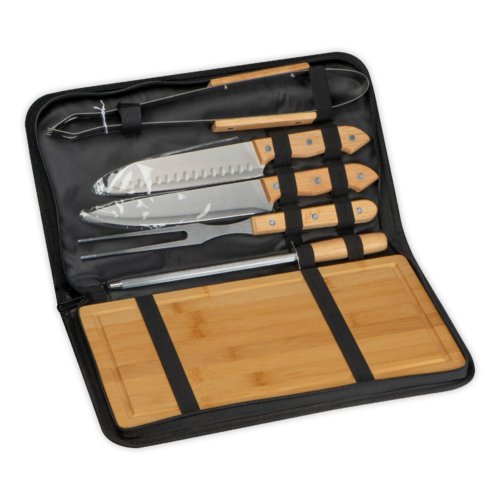 Svart grillset med verktyg i tr och rostfritt stl i ett fodral med dragkedja.