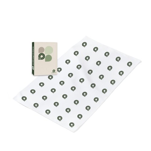 Vit sport handduk i mikrofiber, absorberande och snabbtorkande.