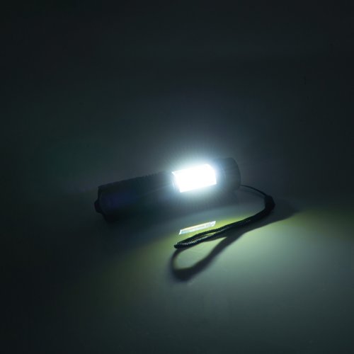 Svart uppladdningsbar ficklampa med handledsrem.