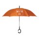 Orange paraply med speciellt handtag.