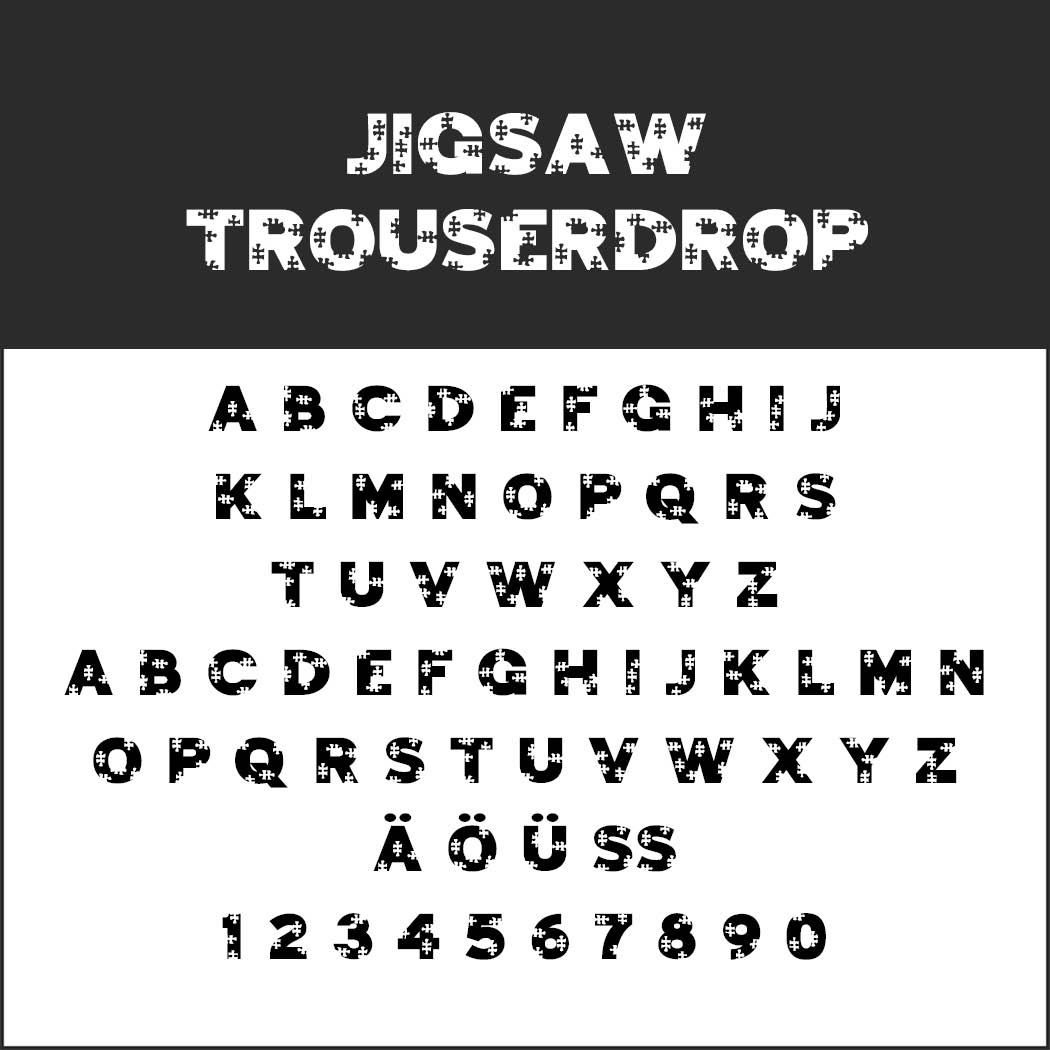 Ett exempelark för affischteckensnittet Jigsaw Trouserdrop som visar versaler, specialtecken (Ä, Ö, Ü, ß) och siffrorna 0–9 i en nödställd, pusseldesign på en svartvit bakgrund.