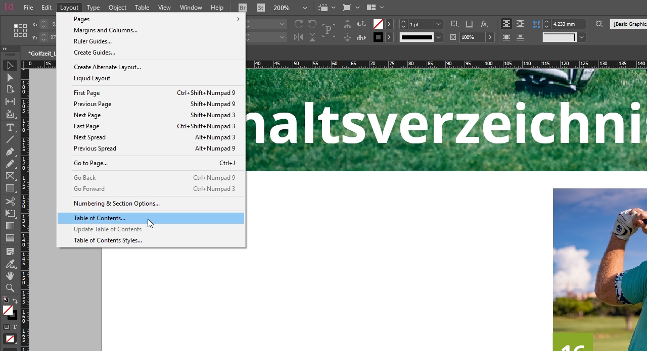 Skärmdump av Adobe InDesign med Layout-menyn öppen, markerad infoga innehållsförteckning. Bakom menyn visar ett dokument stor textläsning haltsverze på en grön bakgrund.
