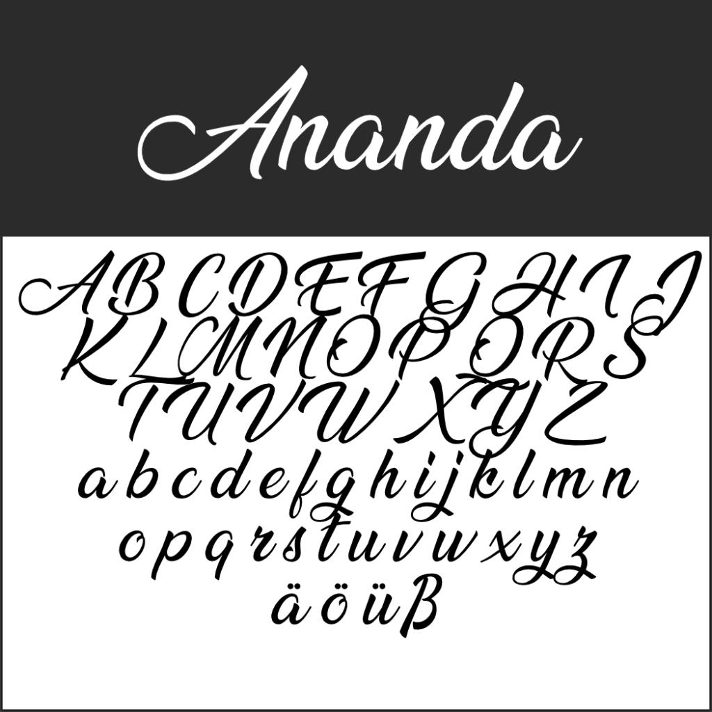 Ett prov av "Ananda"-skrifttypsnittet, med versaler, gemener och specialtecken i elegant, flytande Kalligraphie Schrift på en klassisk svartvit bakgrund.