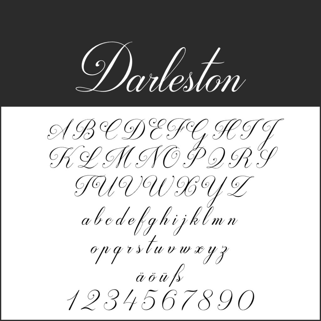 Ett exempel på Darleton Kalligraphie Schrift-skrifttypsnittet som visar stora och små kursiva bokstäver, specialtecken (ä, ö, ü, ß) och siffrorna 0–9 på en svartvit bakgrund.