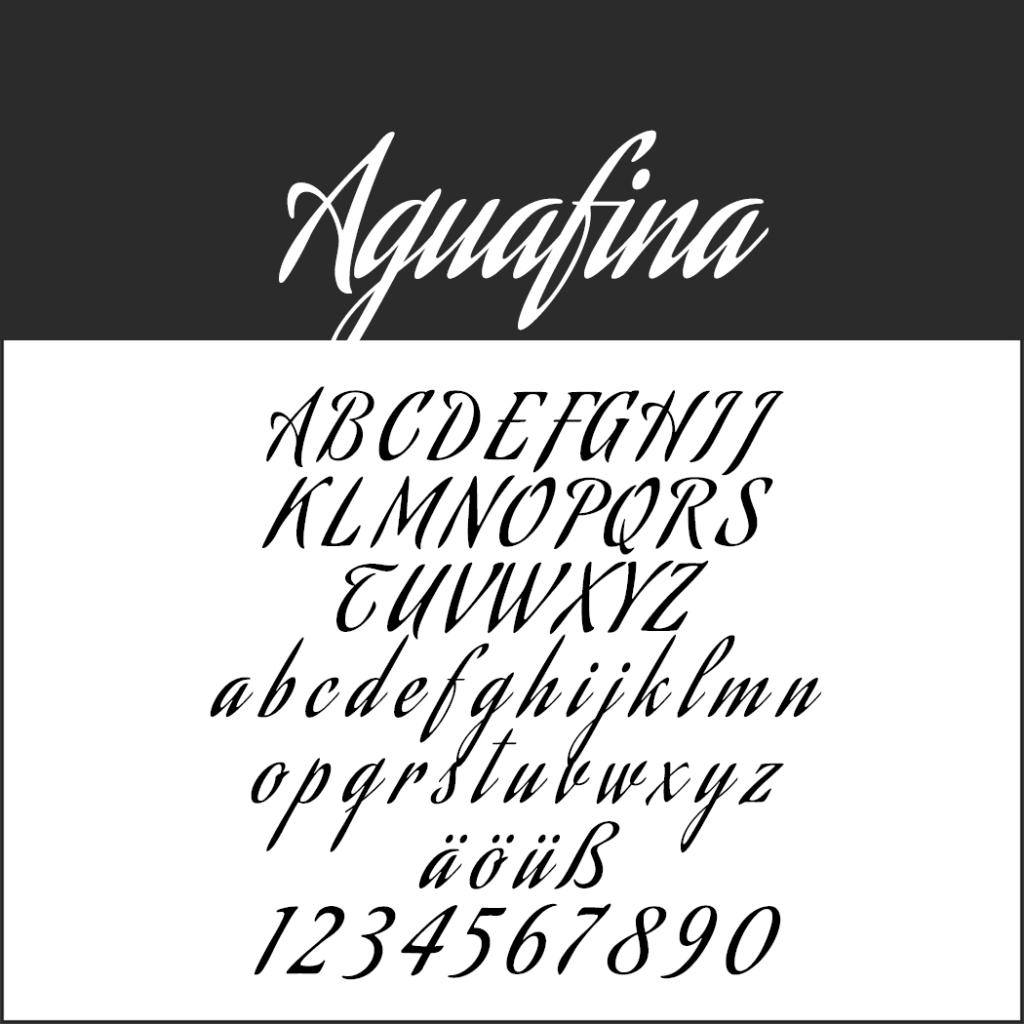 Ett teckensnitt som visar typsnittet Aquafina Script i en dekorativ, kursiv Kalligraphie Schrift-stil, som visar versaler, gemener, specialtecken (ä, ö, ü, ß) och siffror 0–9.
