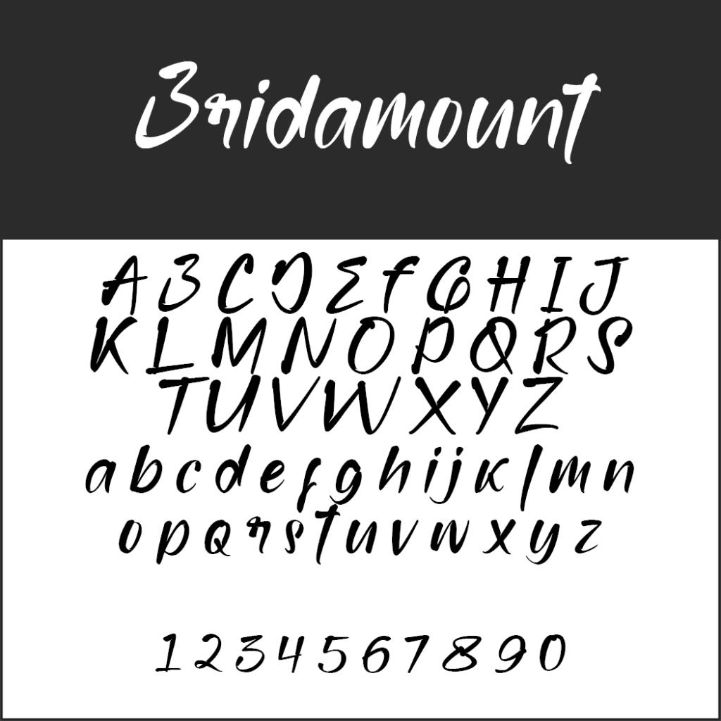 Ett exempel som visar Bridamount-teckensnittet i kalligraphie schrift-stil. Bilden visar teckensnittsnamnet i stor stil, följt av versaler och gemener samt siffrorna 0–9 i samma handskrivna stil.