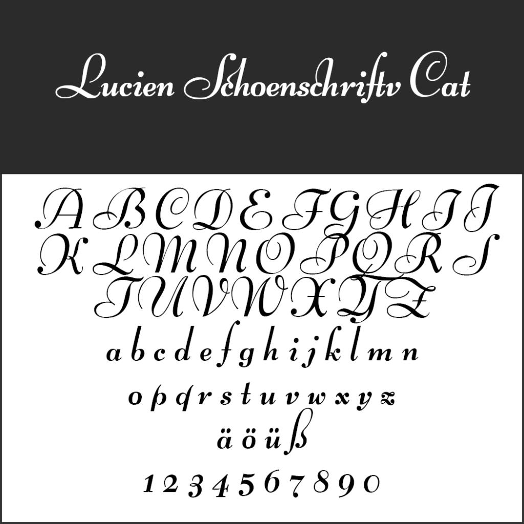 Ett prov av Lucien Schoenschrift CAT-teckensnittet visar kursiva versaler och gemener, tyska omljud (ä, ö, ü, ß), siffrorna 0–9 och elegansen hos Kalligraphie Schrift på en vit bakgrund.