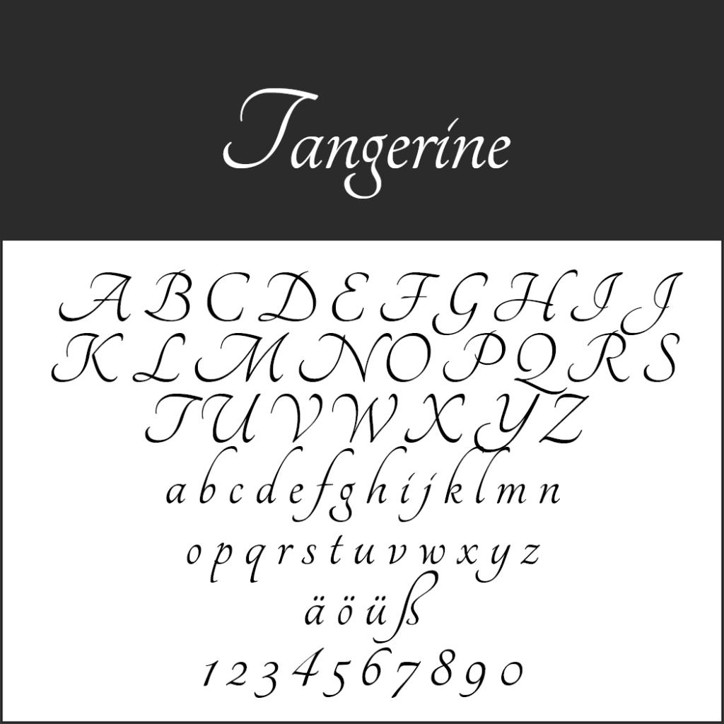 Ett exempel på Tangerine Kalligraphie Schrift-teckensnittet som visar versaler och gemener, omljudade vokaler (ä, ö, ü, ß) och siffrorna 0–9 i elegant, flytande kursiv på en vit bakgrund.