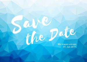 Save the Date-text med stor vit skrift på blå geometrisk bakgrund, som påminner om vykort historia, med mindre text på tysk läsning Wir trauen uns am 07. Juli 2017.